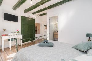 PieraLa Casa Vella EL BEDORC的一间卧室设有一张大床和绿门