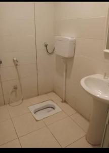 阿可贺巴سلسبيل للغرف المفروشة的白色的浴室设有卫生间和水槽。