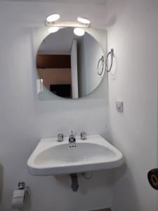 波哥大Habitación sencilla con baño privado Unicentro的浴室设有白色水槽和镜子