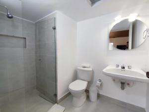 波哥大Habitación sencilla con baño privado Unicentro的浴室配有卫生间、盥洗盆和淋浴。