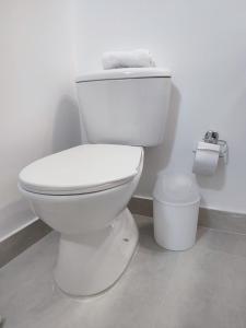 波哥大Habitación sencilla con baño privado Unicentro的浴室里设有白色的马桶,配有卫生纸