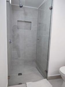 波哥大Habitación sencilla con baño privado Unicentro的浴室里设有玻璃门淋浴