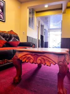 波托西HOSTAL SAN MARCOS POTOSÍ的客厅配有咖啡桌和沙发