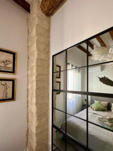 阿利坎特VillaVieja17 Studio-Apartments的卧室设有玻璃隔板,其中配有床