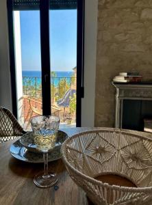 阿利坎特VillaVieja17 Studio-Apartments的一张桌子,桌子上放着玻璃,享有海景