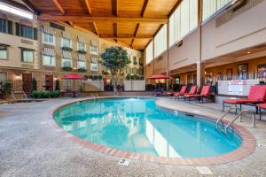 White Bear Lake白熊乡村贝斯特韦斯特酒店的一座位于酒店庭院的游泳池,配有桌椅