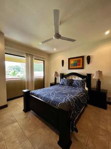 雅科Dream Site near Punta Leona的一间卧室配有一张床和吊扇