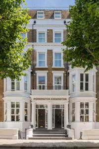 伦敦Mornington Hotel London Kensington, BW Premier Collection的一座白色的大建筑,上面有标志