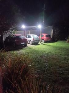 圣安娜La Residenza的三个汽车晚上停在停车场