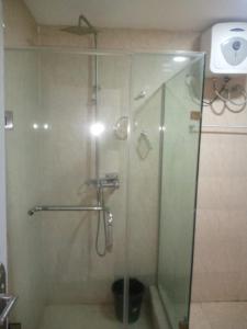 拉各斯Gregory University Guest House的浴室里设有玻璃门淋浴