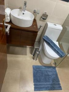 班珠尔Benteh Aqua View的浴室配有白色卫生间和盥洗盆。