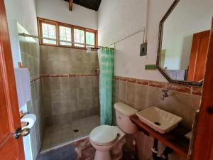 JuayúaCasa de campo amplia y tranquila的浴室配有卫生间、淋浴和盥洗盆。