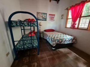 JuayúaCasa de campo amplia y tranquila的一间卧室配有双层床和双层床梯子