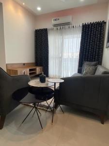 班珠尔Benteh Aqua View的客厅配有沙发和桌子