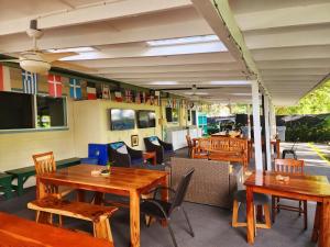 希洛阿诺特远足探险旅舍的配有木桌和椅子的餐厅