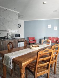 埃尔卡拉法特La Colmena Aparts的厨房配有木桌和椅子