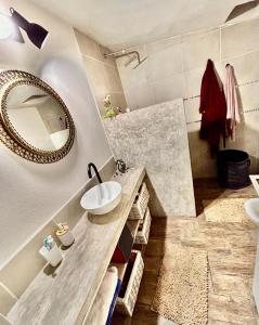 科尔多瓦El Satélite的一间带水槽和镜子的浴室