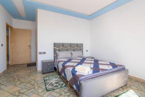 穆莱布索勒姆Lacasa latifa的一间卧室配有一张蓝色天花板的床