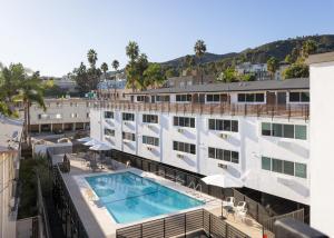 洛杉矶Fenix Hotel Hollywood的享有酒店空中美景,设有游泳池