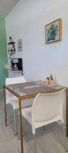圣何塞德尔卡沃Estudio Biznaga的一张桌子和两张白色椅子