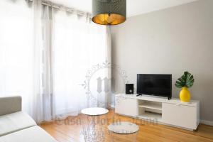 吉马良斯Casa Porta Nova AL的客厅配有白色沙发和电视