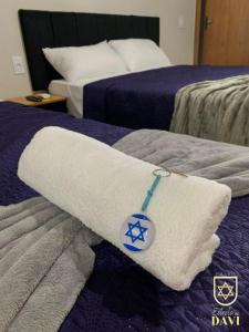 佩尼亚Pousada Estrela de Davi的在酒店客房内的床上的毛巾