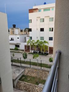 辛塞莱霍Apartamento Tranquilo para Descansar的从大楼的阳台上可欣赏到风景。