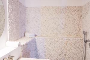 班亚布法Hotel D' Interior Can Colom的带淋浴、盥洗盆和浴缸的浴室