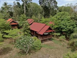 阁遥岛Sabai House Bungalow的享有红色屋顶房屋的空中景致