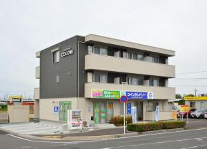 端岛Guest House Gifuhashima COCONE / Vacation STAY 33937的街道拐角处的建筑物