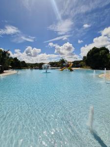 拉巴拉德纳圣米格尔ILOA Condomínio Resort BARRA DE SÃO MIGUEL, Quarto em frente a piscina的公园里的一个蓝色的大泳池