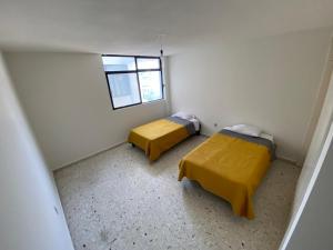 莱昂BaW Mateos 809P的小型客房 - 带2张床和窗户
