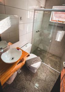 蒙特韦尔迪Recanto Bella Fonte的浴室配有卫生间、盥洗盆和淋浴。