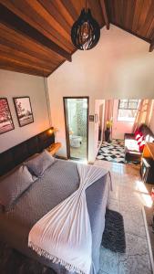 蒙特韦尔迪Recanto Bella Fonte的一间卧室设有一张床和一间客厅。