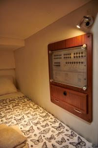 马德里cuchi-barco的一间设有一张床的房间和墙上的收音机