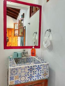 莱昂Hotel Al Sole的一间带水槽和镜子的浴室