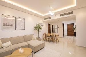 阿吉曼Luxury Brand New 1BD Apt in AJMAN FREE Parking NEAR Beach的客厅配有沙发和桌子