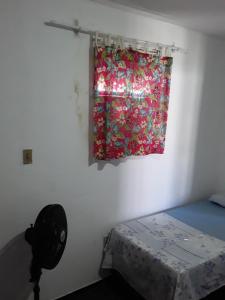 阿拉亚尔-杜卡布Santorini Flats的一间卧室设有窗户、窗帘和一张床