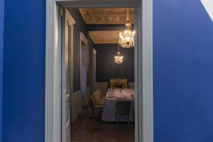 普埃布拉Palacio Julio Hotel的一间设有桌子和蓝色墙壁的用餐室