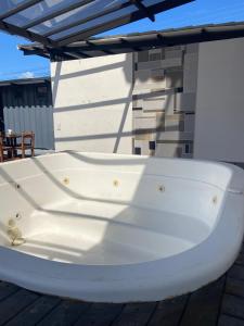 莱瓦镇hosteline的甲板上的白色浴缸