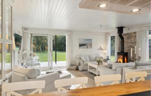伊斯科博约格5 Bedroom Beautiful Home In Eskebjerg的客厅配有白色家具和壁炉