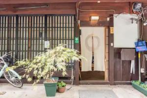 京都Daitokuji Sushicho的建筑物入口,外面有一辆自行车