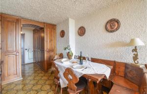 弗拉博萨索塔纳1 Bedroom Lovely Apartment In Frabosa Sottana的一间用餐室,配有一张带白色桌布的桌子