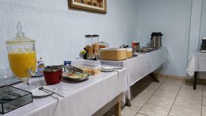 卡塞雷斯Hotel Turazzi的厨房配有2张桌子和食物