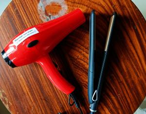 康提Smile Hub Kandy的桌子上一对红色剪刀和两根钢笔