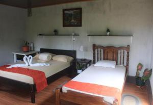 图里亚尔瓦Cabañas Colibrí Tayutic的一间卧室,配有两张床