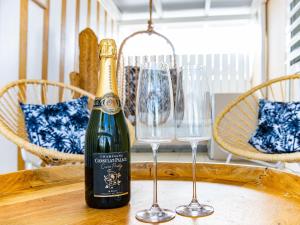 圣马丁岛Studio CASA SUN的桌子上放有一瓶香槟和两杯酒杯