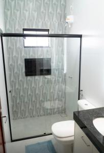 RedençãoCapuzzo Flat 2的一间带卫生间和玻璃淋浴间的浴室