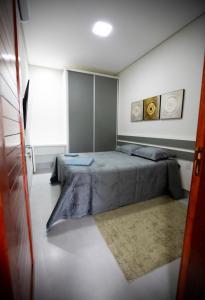 RedençãoCapuzzo Flat 2的一间卧室配有一张床和地毯