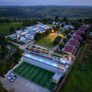 森莫诺隆Pidoma Resort的享有大楼空中景致,设有网球场